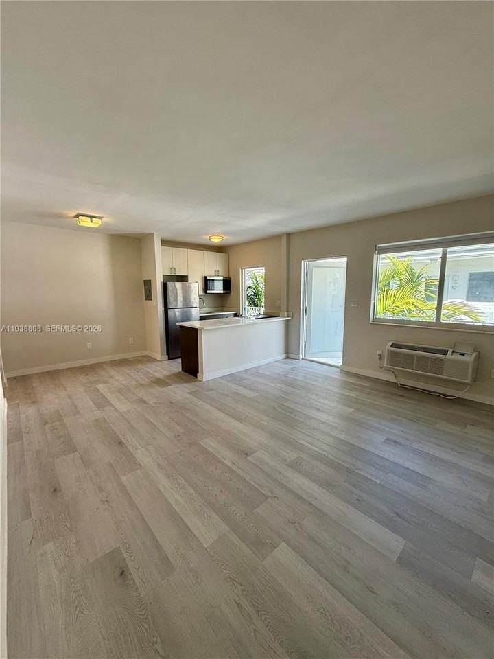 1525 Michigan Ave #10 - Photo 2 of 12