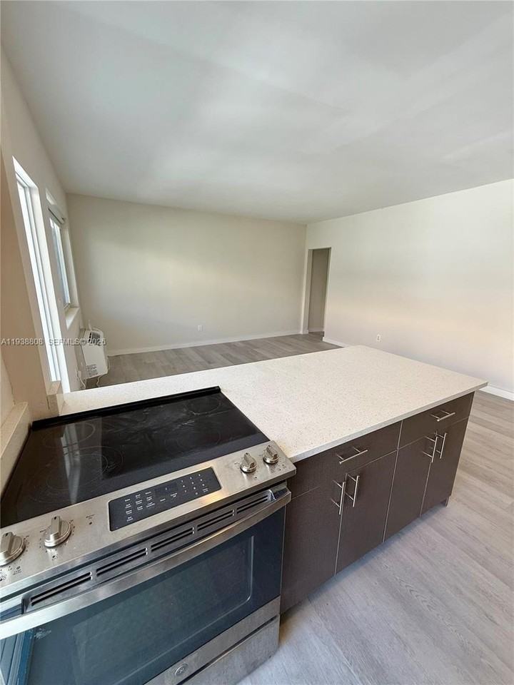 1525 Michigan Ave #10 - Photo 3 of 12