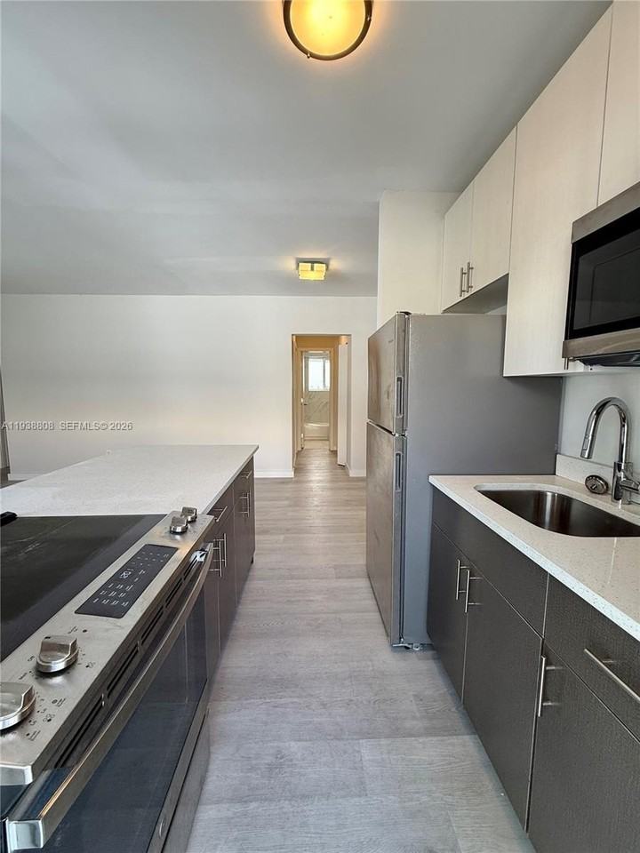 1525 Michigan Ave #10 - Photo 4 of 12