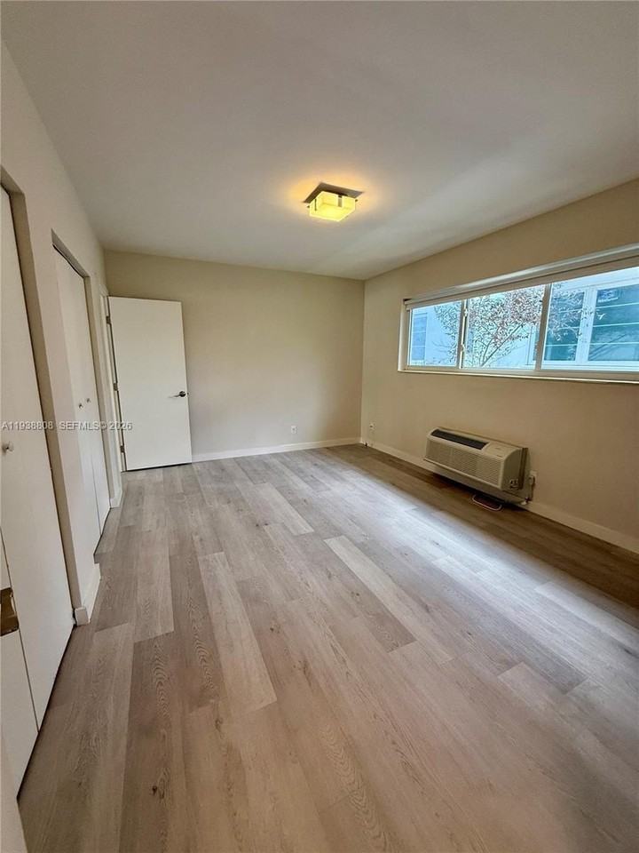 1525 Michigan Ave #10 - Photo 5 of 12