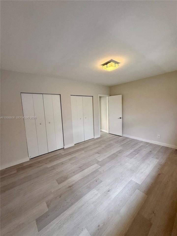 1525 Michigan Ave #10 - Photo 7 of 12