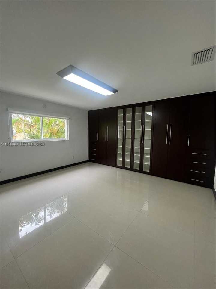 9210 Sw 73rd Rd #9210 - Photo 4 of 18