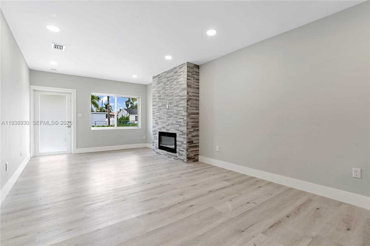 2714 Sw 36th Ave #A - Photo 7 of 21