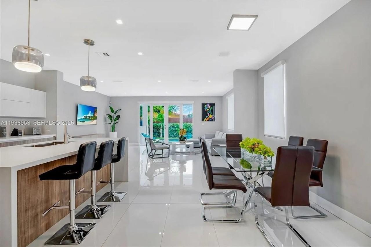 3655 Sw 26th St - Photo 5 of 12