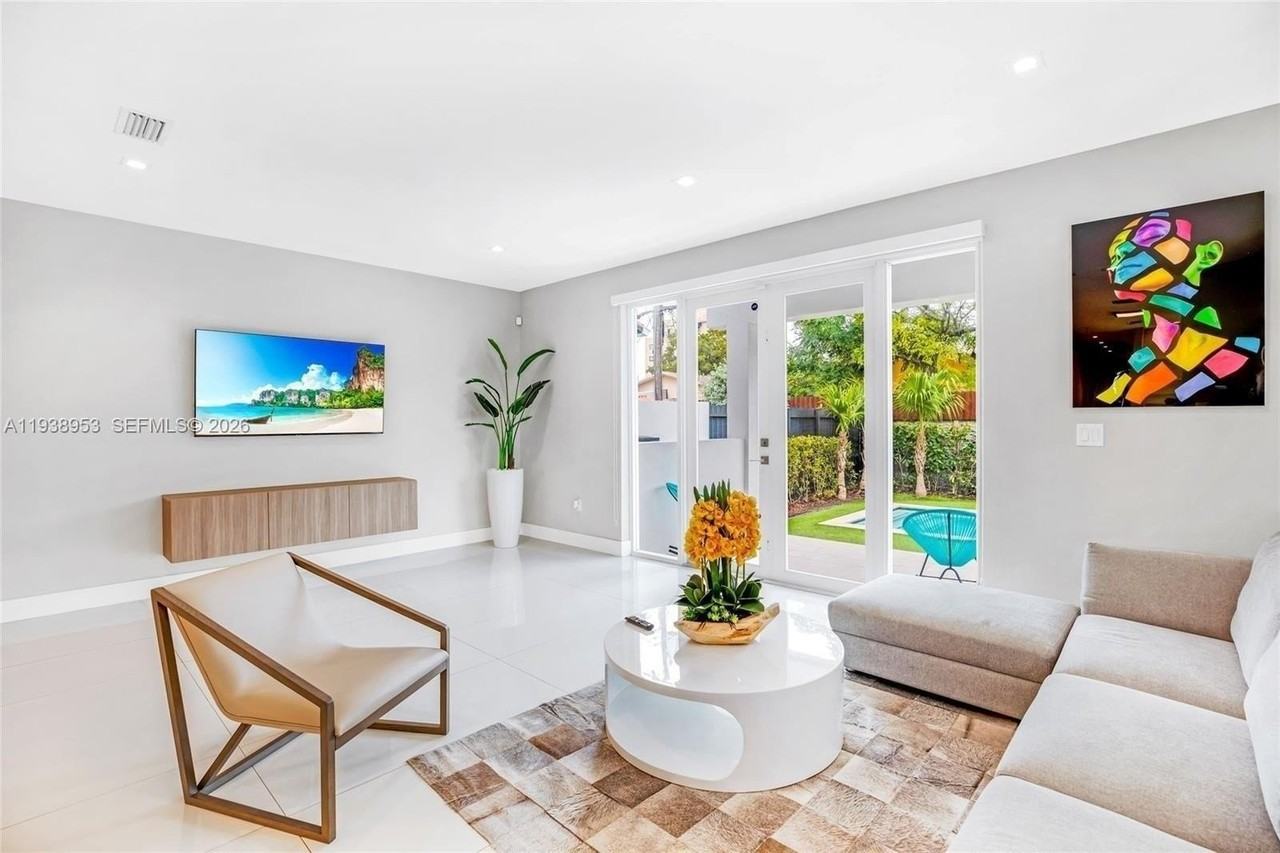 3655 Sw 26th St - Photo 6 of 12