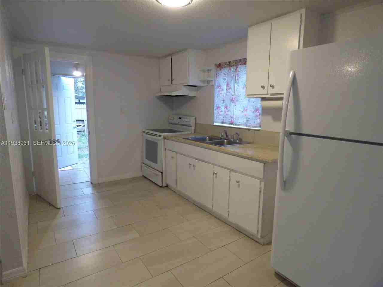 1135 E Voorhis Ave - Photo 3 of 7