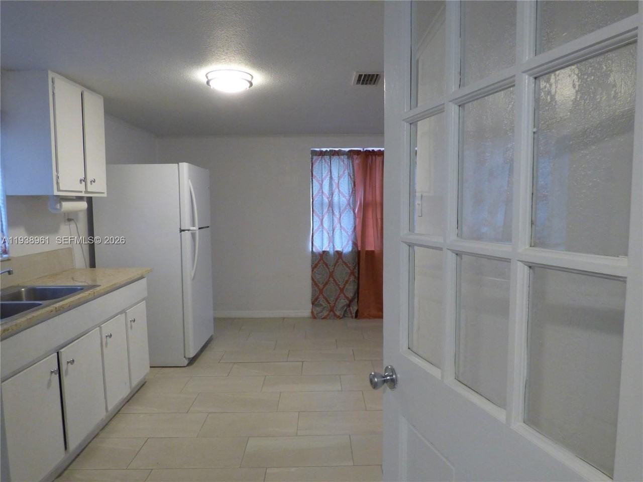 1135 E Voorhis Ave - Photo 4 of 7