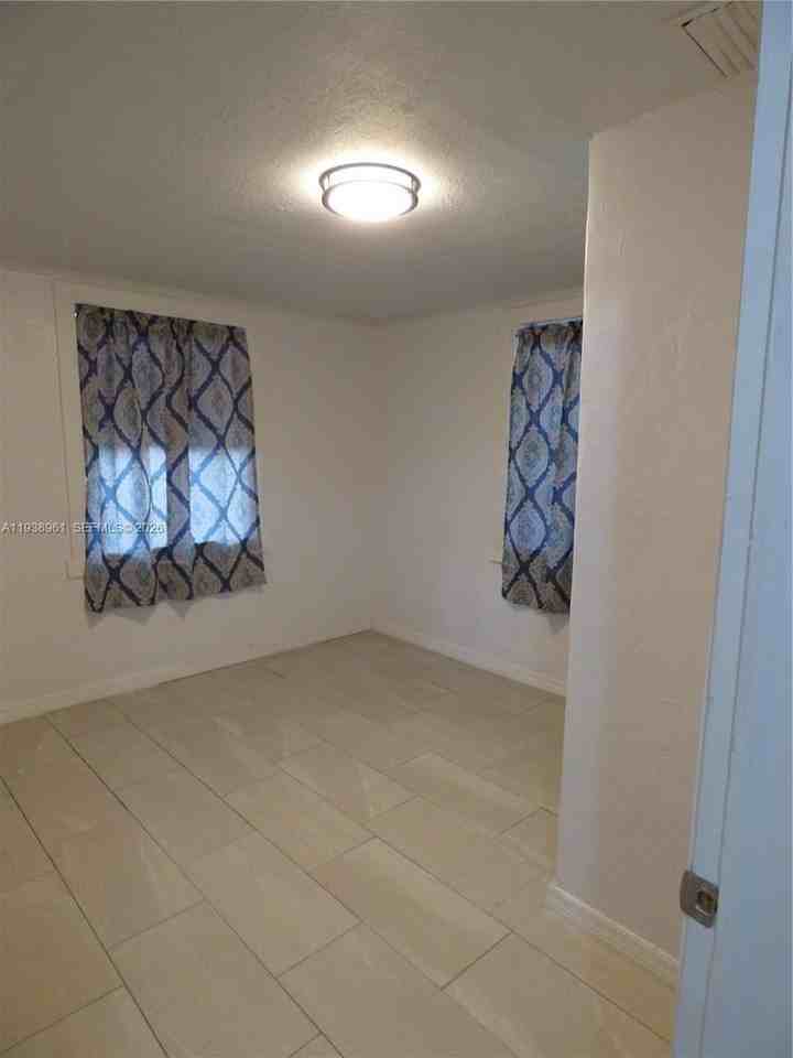 1135 E Voorhis Ave - Photo 6 of 7