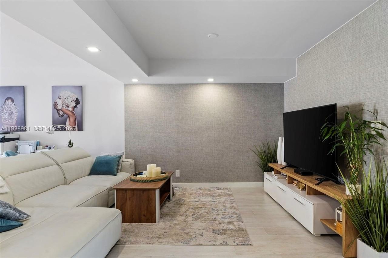 918 Ne 26th Ave #918 - Photo 2 of 41