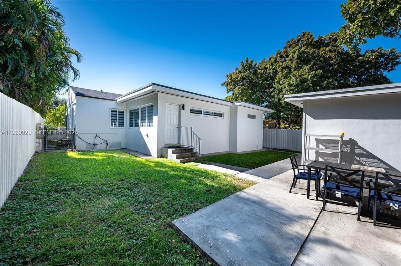 3077 Sw 5th St - Photo 5 of 25