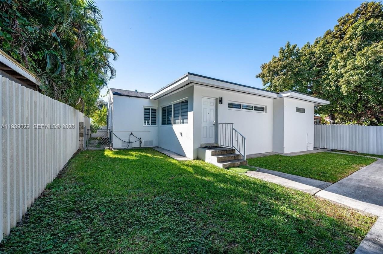 3077 Sw 5th St - Photo 6 of 25