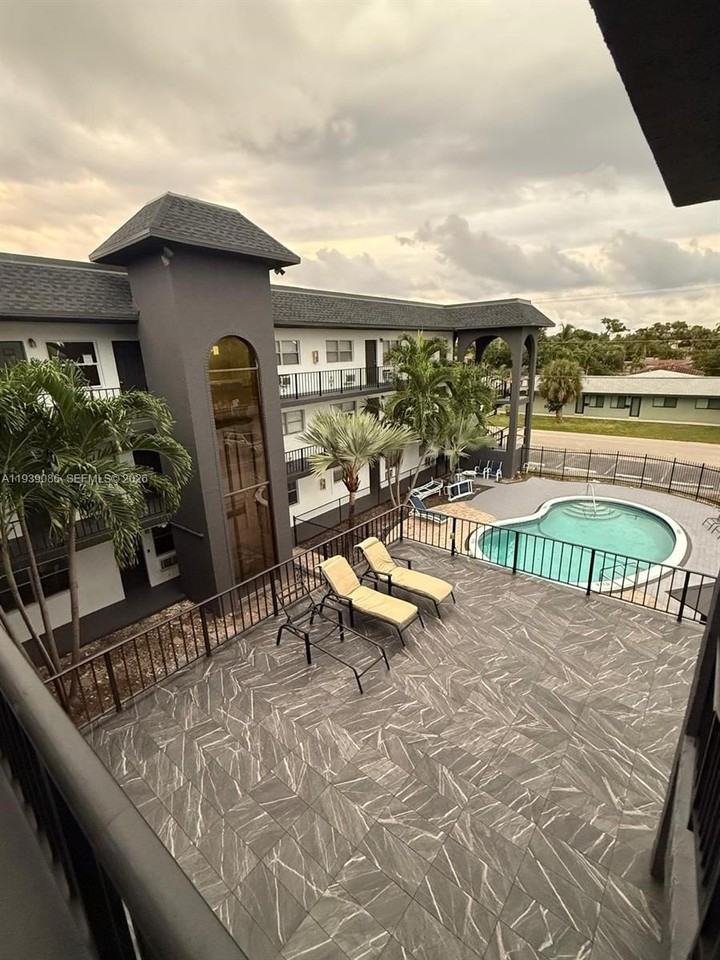 1100 Ne 9th Ave #306