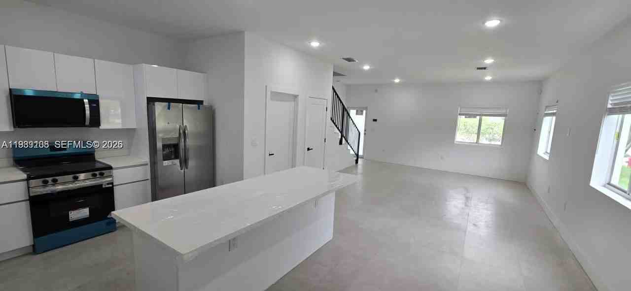 141 Nw 11th St #0 - Photo 3 of 18