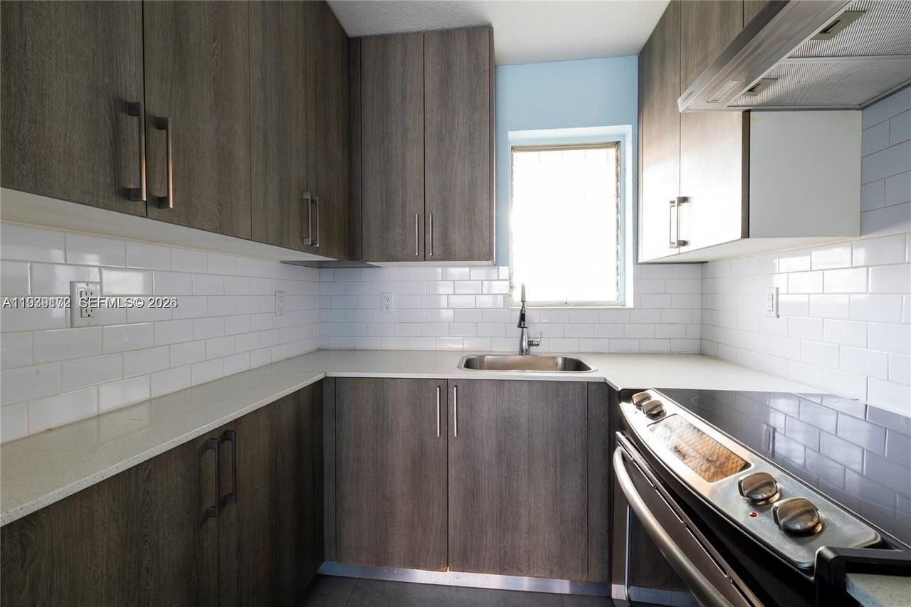 1250 Sw 4th St #6 - Photo 2 of 16