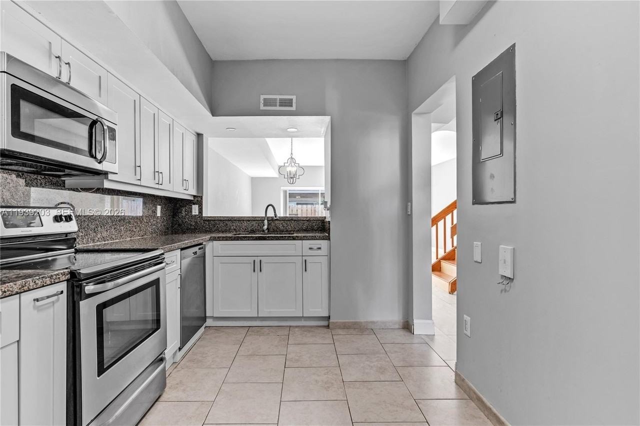 11824 Sw 99th St - Photo 4 of 38