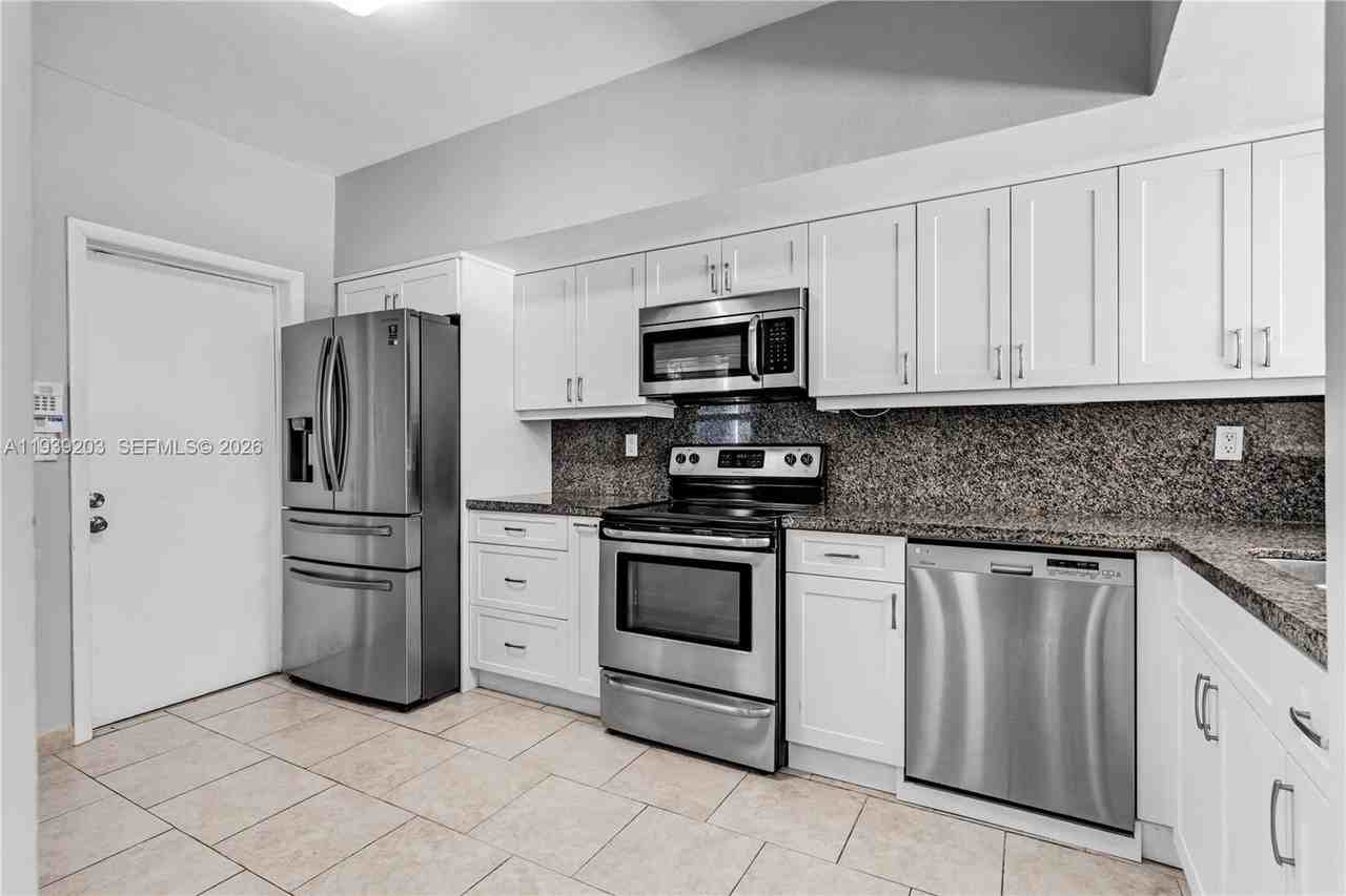 11824 Sw 99th St - Photo 5 of 38