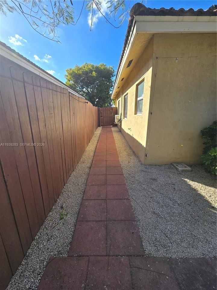 761 Nw 24th Ct #761 - Photo 4 of 14