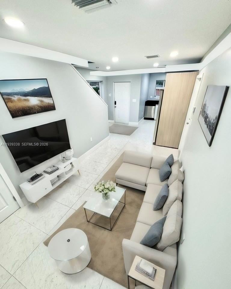 928 Nw 2nd St - Photo 3 of 30