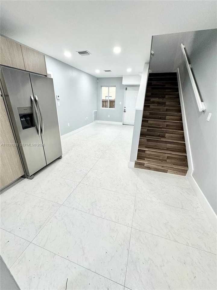 928 Nw 2nd St - Photo 4 of 30