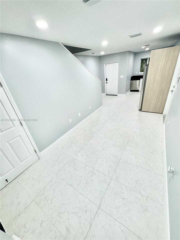 928 Nw 2nd St - Photo 5 of 30