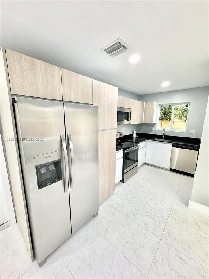 928 Nw 2nd St - Photo 6 of 30