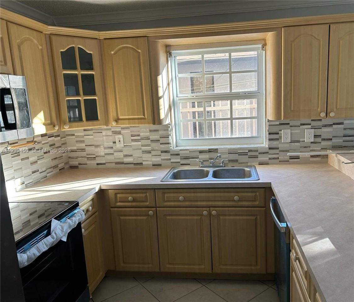 948 E 47th St #948A - Photo 3 of 7