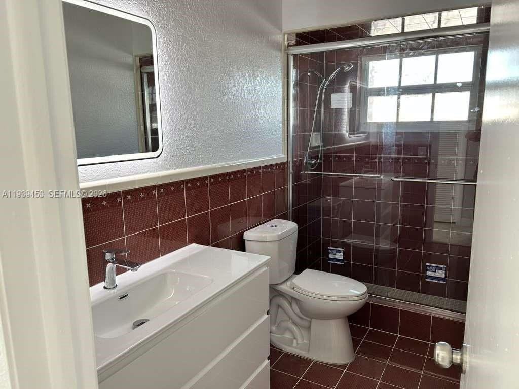 948 E 47th St #948A - Photo 4 of 7