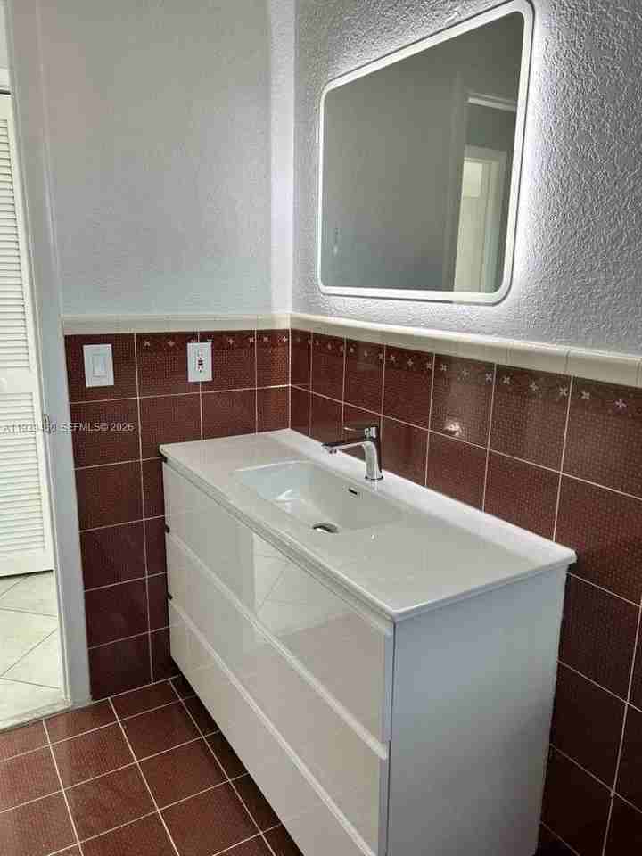 948 E 47th St #948A - Photo 5 of 7