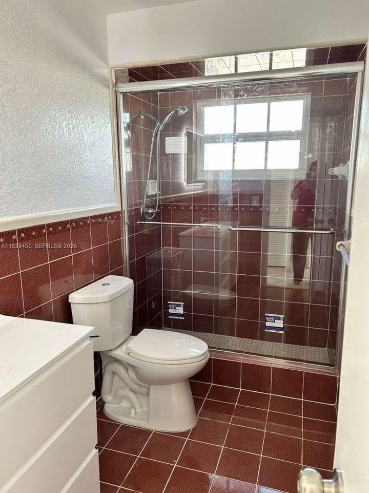 948 E 47th St #948A - Photo 6 of 7