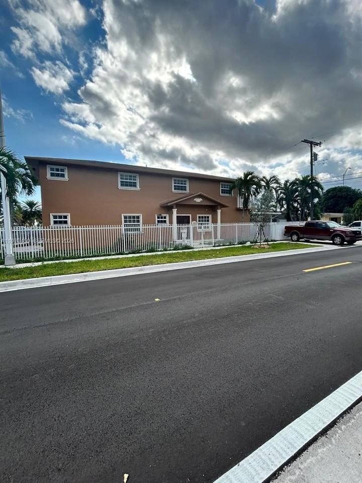 948 E 47th St #948A - Photo 7 of 7