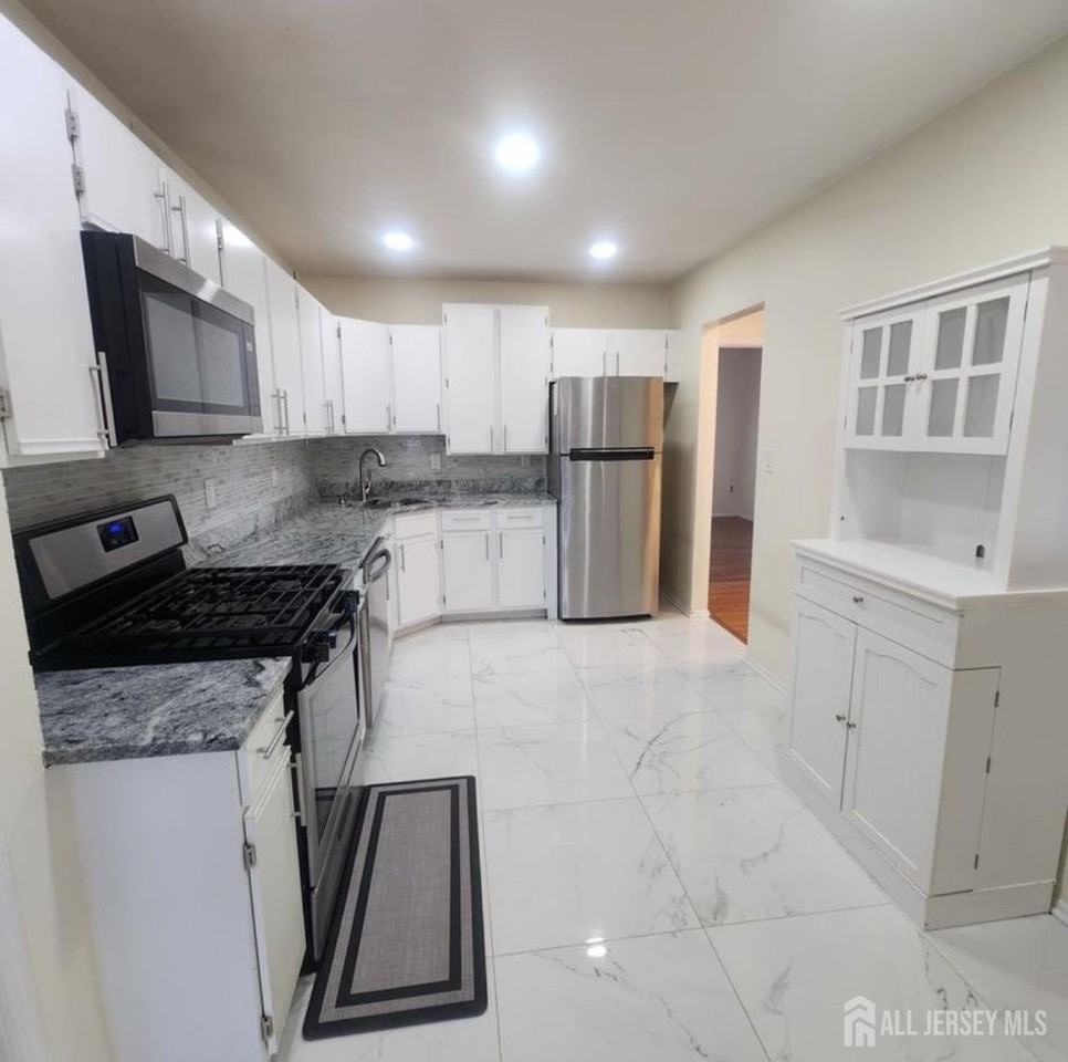 1301 Plymouth Rd - Photo 3 of 12