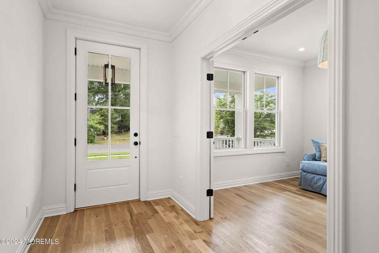 555 Sussex Ave - Photo 3 of 28