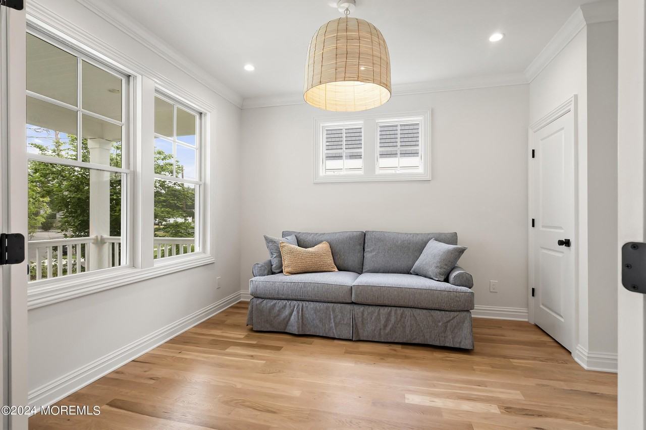 555 Sussex Ave - Photo 4 of 28