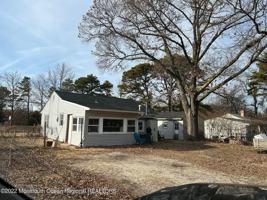 featured image of 511 Holly Village Ln