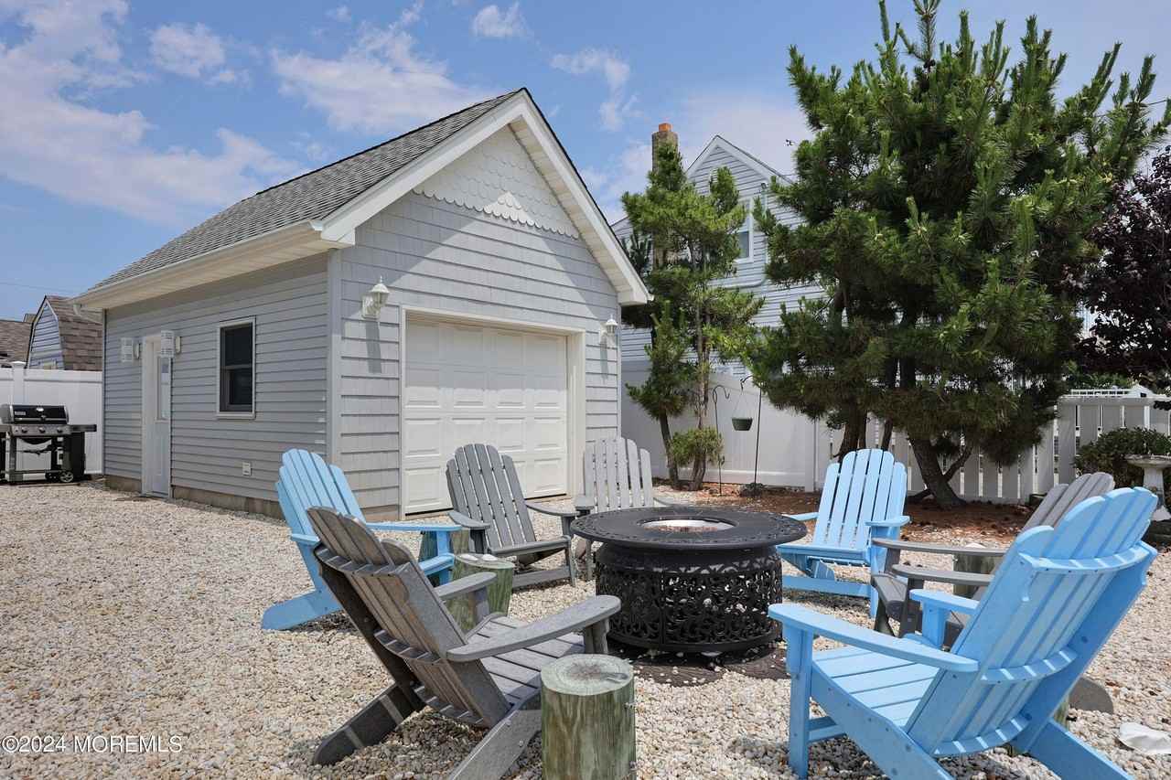 1607 Baltimore Ave - Photo 4 of 26