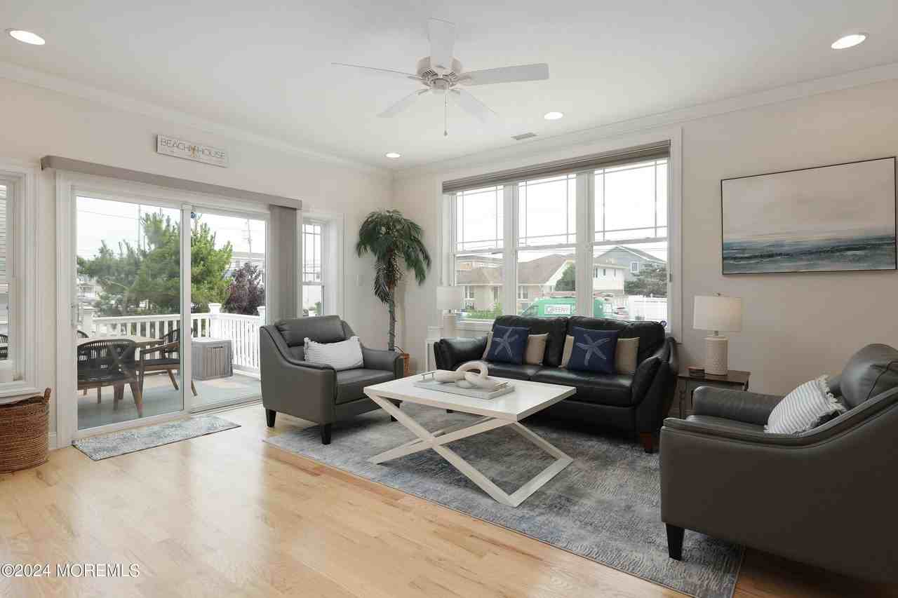 1607 Baltimore Ave - Photo 7 of 26