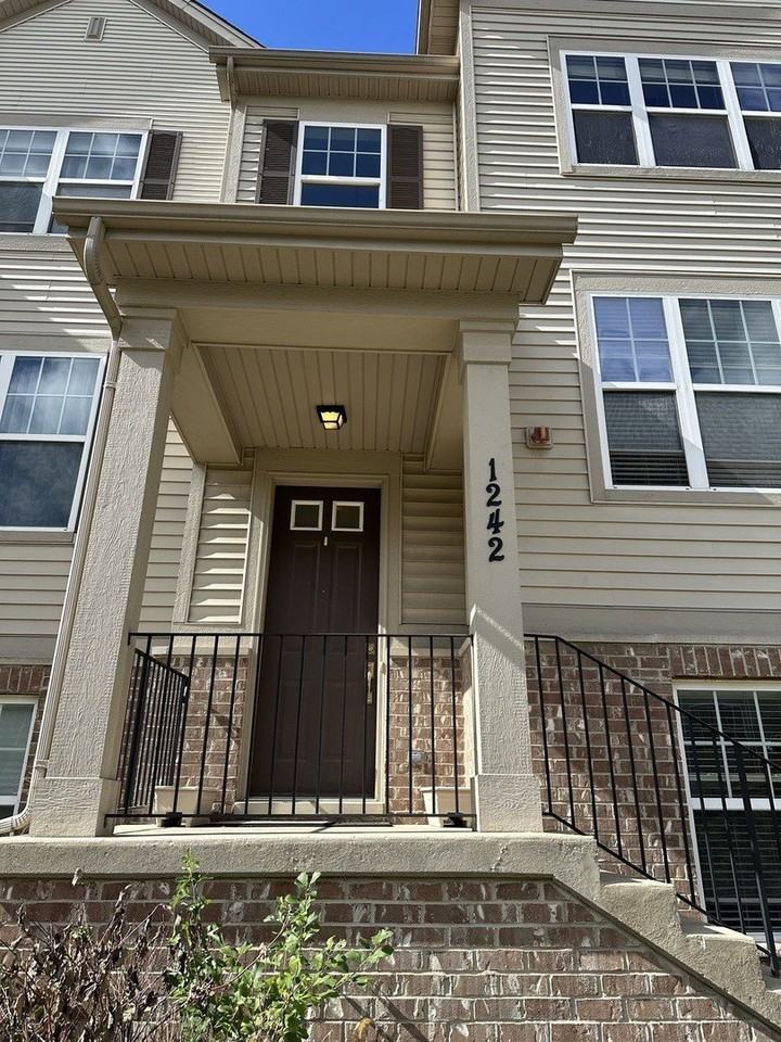 1242 Evergreen Ave - Photo 3 of 17