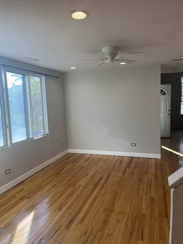 1638 N Washtenaw Ave Apt 2 #2 - Photo 4 of 25