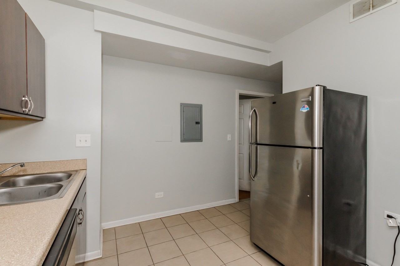 3734 W Lawrence Ave Apt 3 #3 - Photo 7 of 11