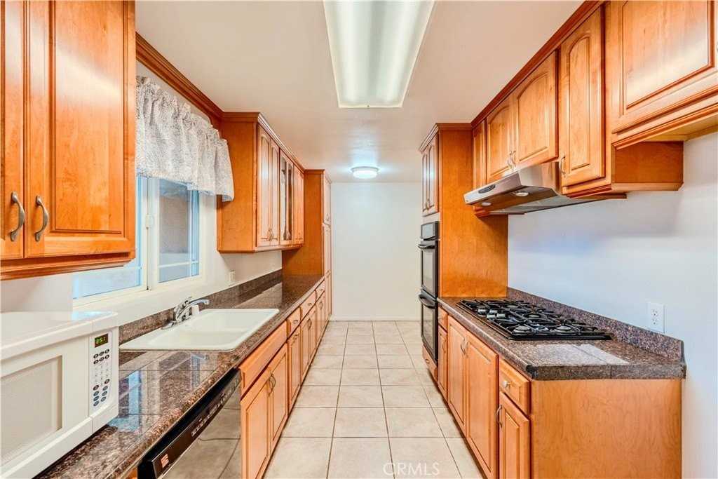 386 W 16th St - Photo 2 of 16