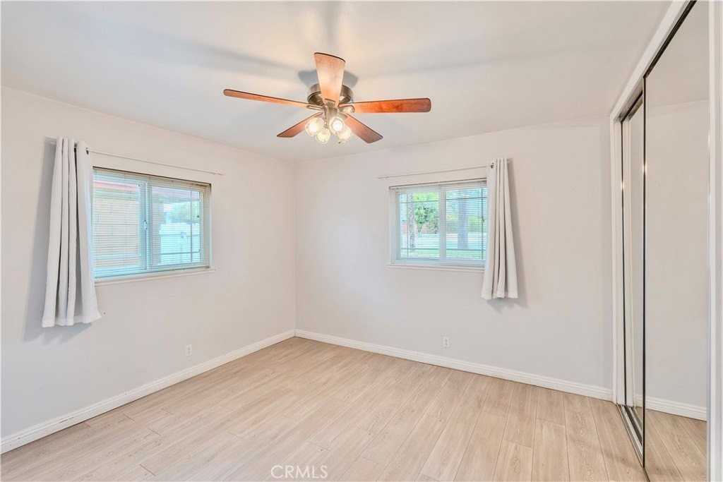 386 W 16th St - Photo 3 of 16