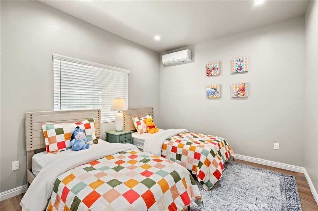 1443 9th Ave - Photo 4 of 13