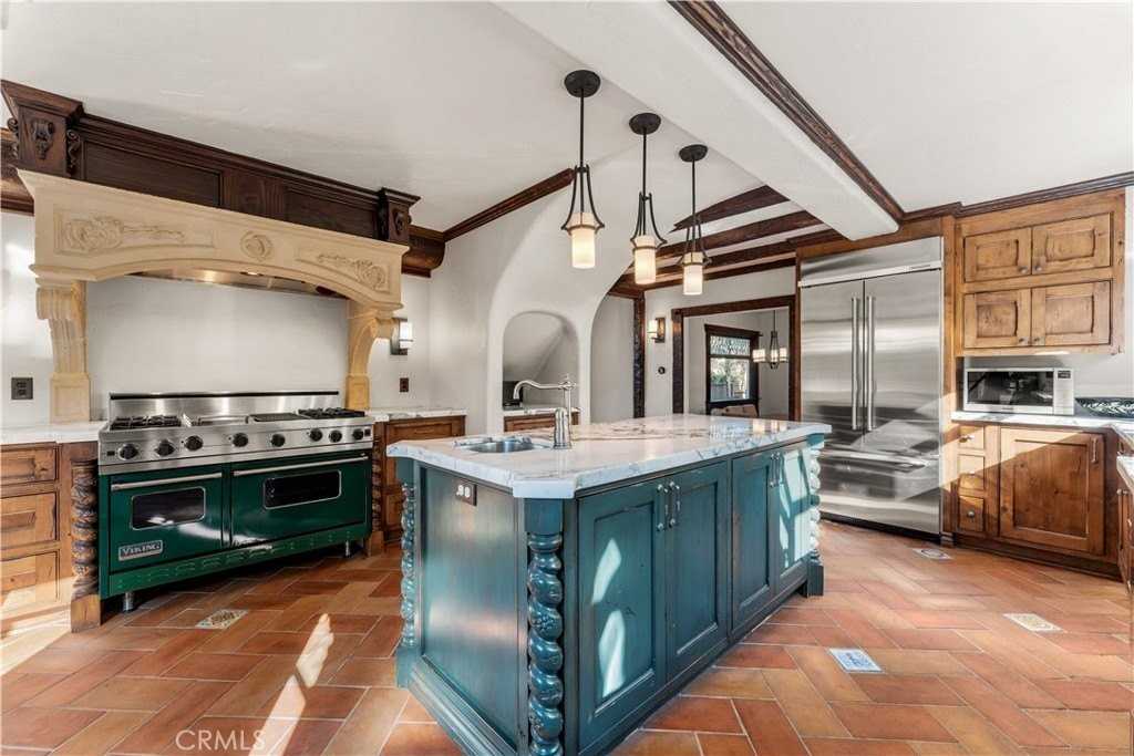 1481 Santa Cruz St - Photo 3 of 50