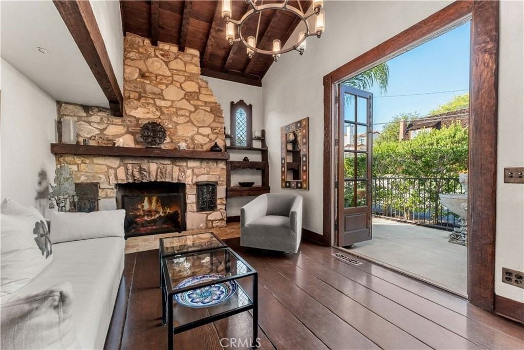 1481 Santa Cruz St - Photo 4 of 50