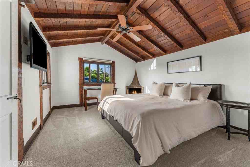 1481 Santa Cruz St - Photo 5 of 50