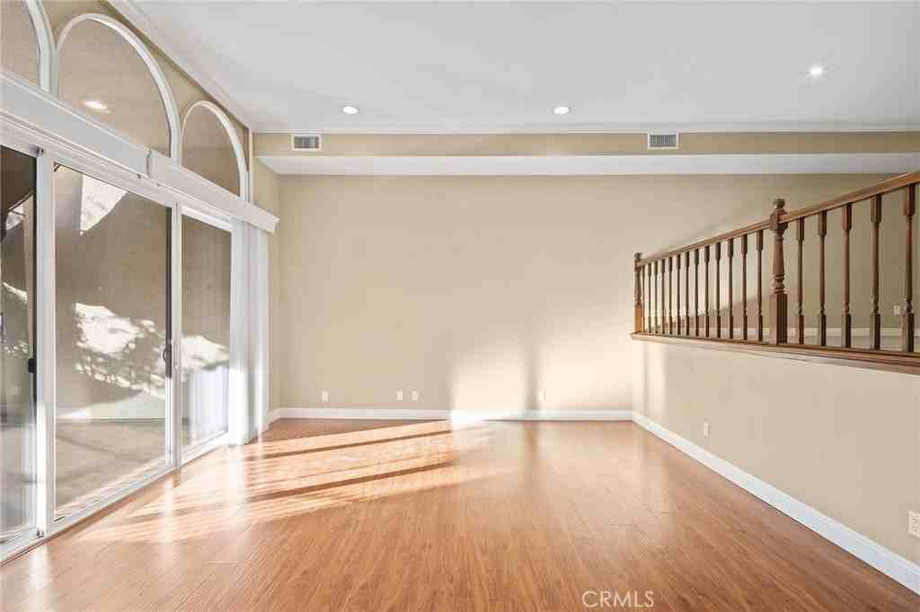 5242 Lindley Ave - Photo 4 of 31