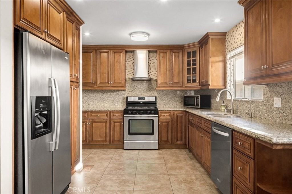 5242 Lindley Ave - Photo 6 of 31