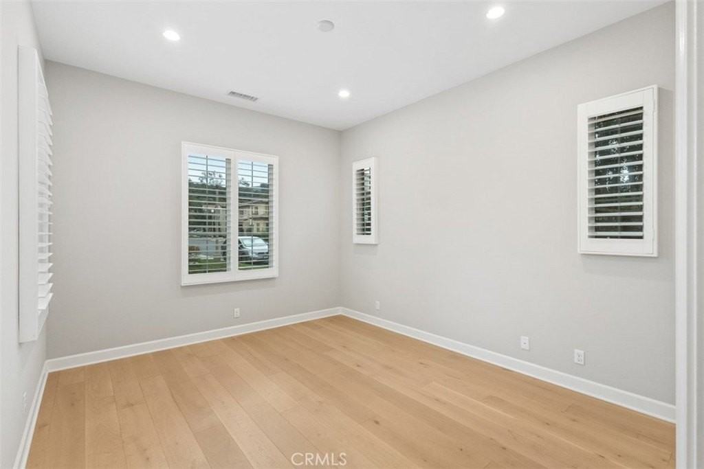 70 Thoroughbred - Photo 6 of 38