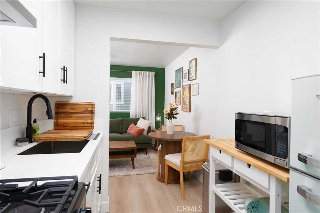 1043 E Palmyra Ave #2 - Photo 5 of 11