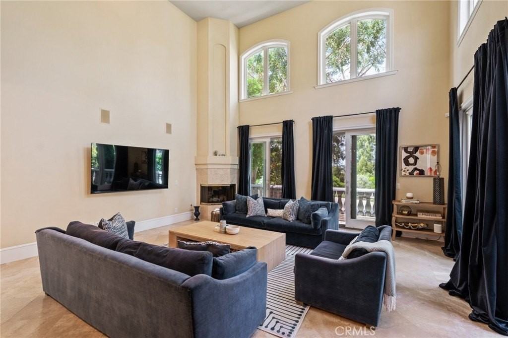 3210 N Ardmore Ave - Photo 2 of 24